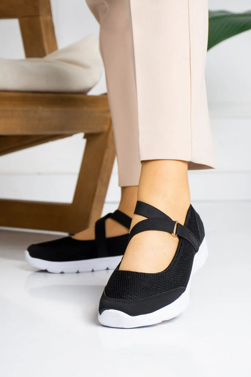 حذاء رياضي باللون الأسود