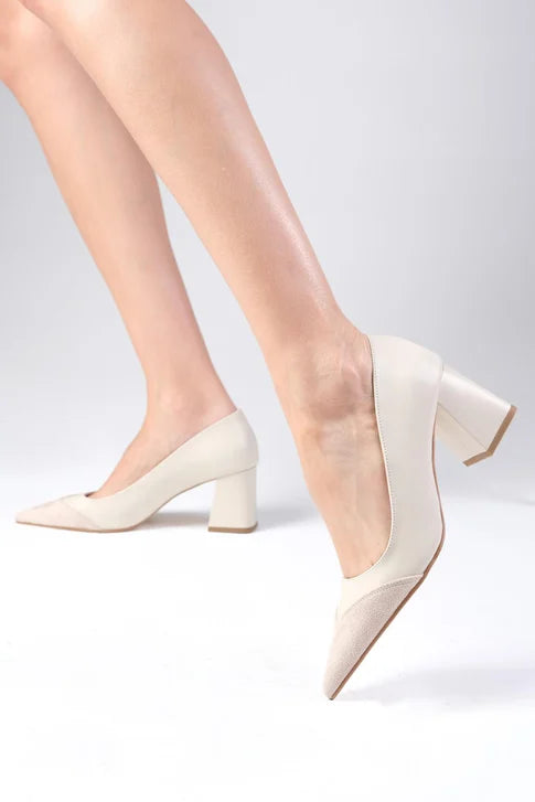 حذاء نسائي بكعب عالي لون بيج