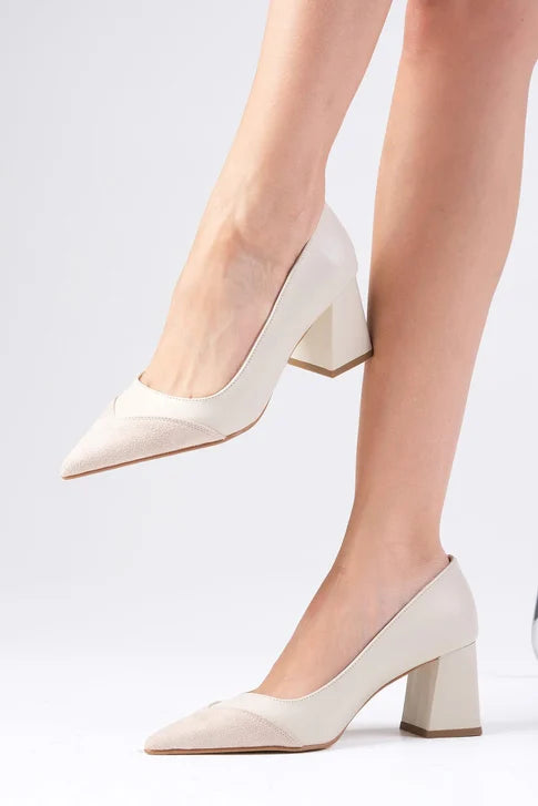 حذاء نسائي بكعب عالي لون بيج