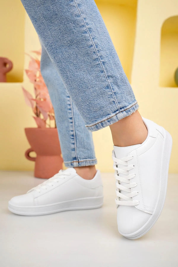 حذاء رياضي كاجوال لون أبيض