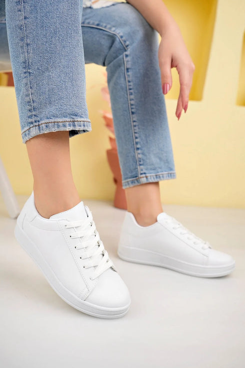 حذاء رياضي كاجوال لون أبيض