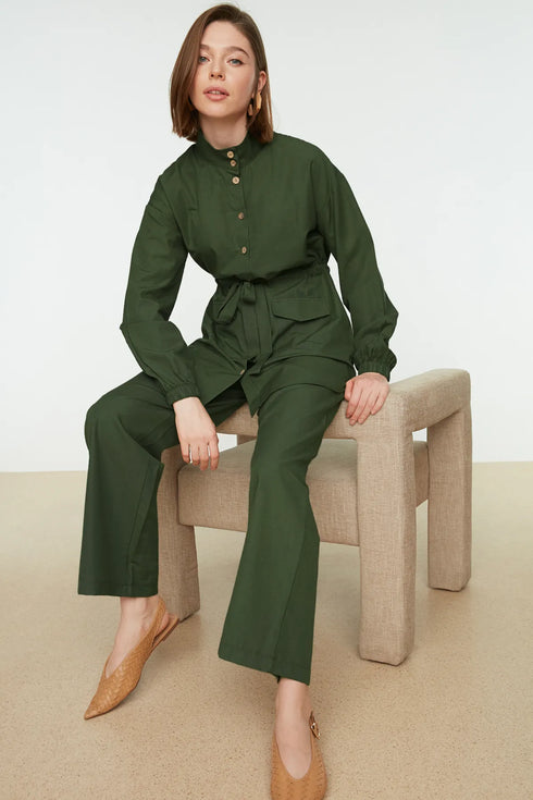 طقم قميص وبنطلون بحزام باللون الزيتي