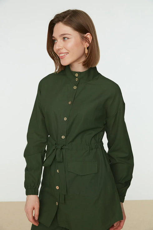 طقم قميص وبنطلون بحزام باللون الزيتي