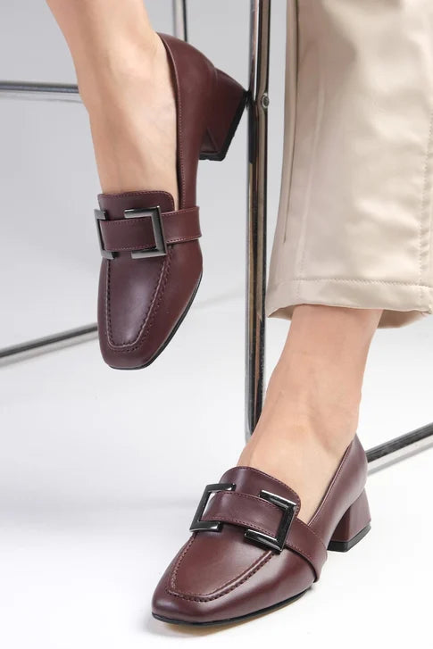 حذاء بكعب قصير لون عنابي