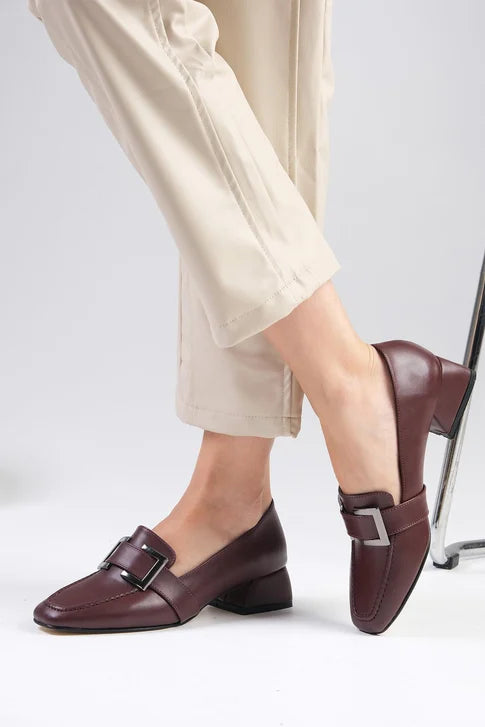 حذاء بكعب قصير لون عنابي