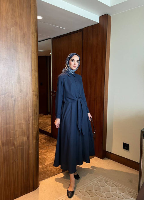 طقم قميص وتنورة باللون الكحلي