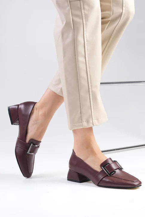 حذاء بكعب قصير لون عنابي