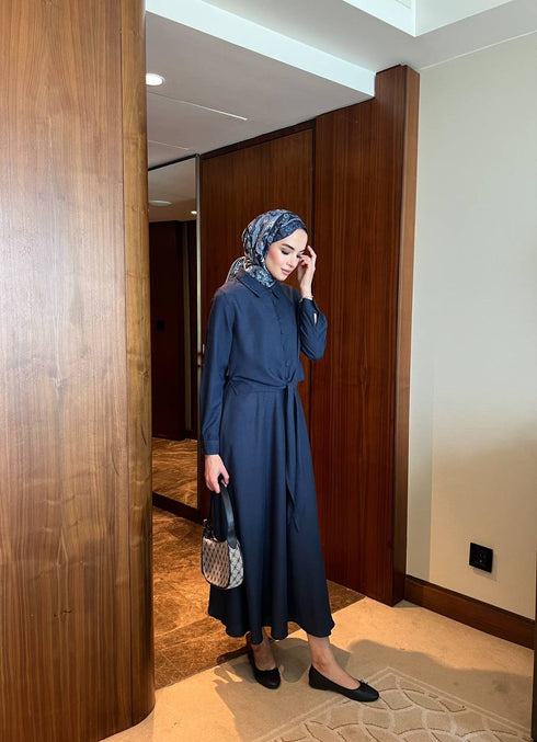 طقم قميص وتنورة باللون الكحلي