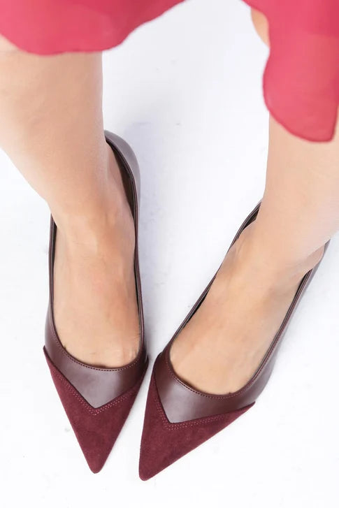 حذاء عنابي اللون بكعب عالي