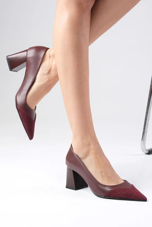 حذاء عنابي اللون بكعب عالي