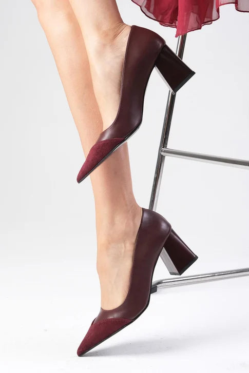 حذاء عنابي اللون بكعب عالي