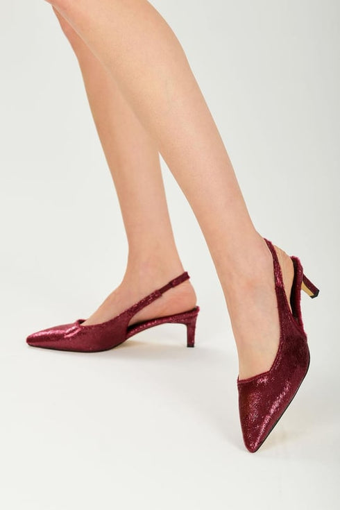 حذاء كعب عالي باللون البوردو