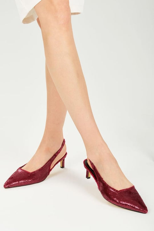 حذاء كعب عالي باللون البوردو