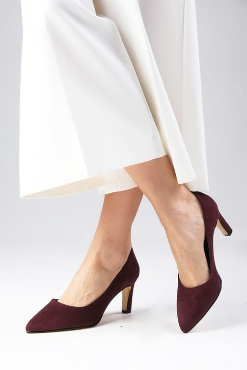 حذاء كعب متوسط من الشامواه باللون البوردو