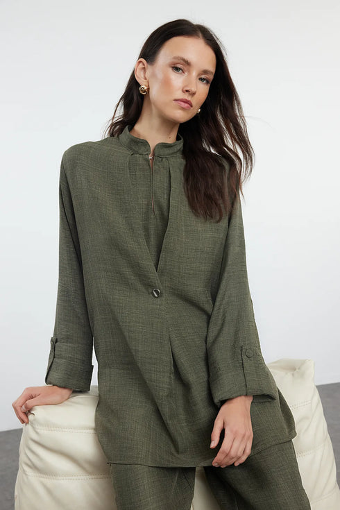 طقم نسائي من الكتان باللون الكاكي