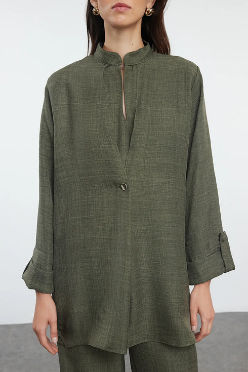 طقم نسائي من الكتان باللون الكاكي