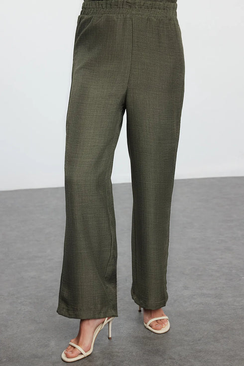 طقم نسائي من الكتان باللون الكاكي