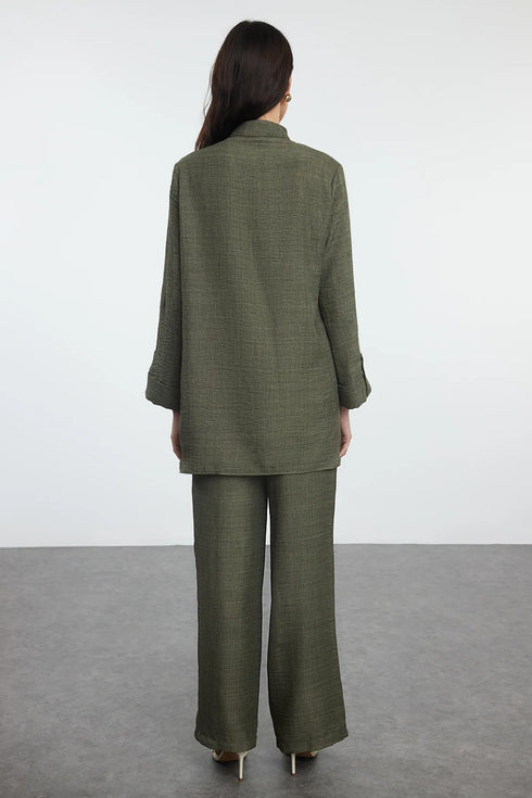 طقم نسائي من الكتان باللون الكاكي