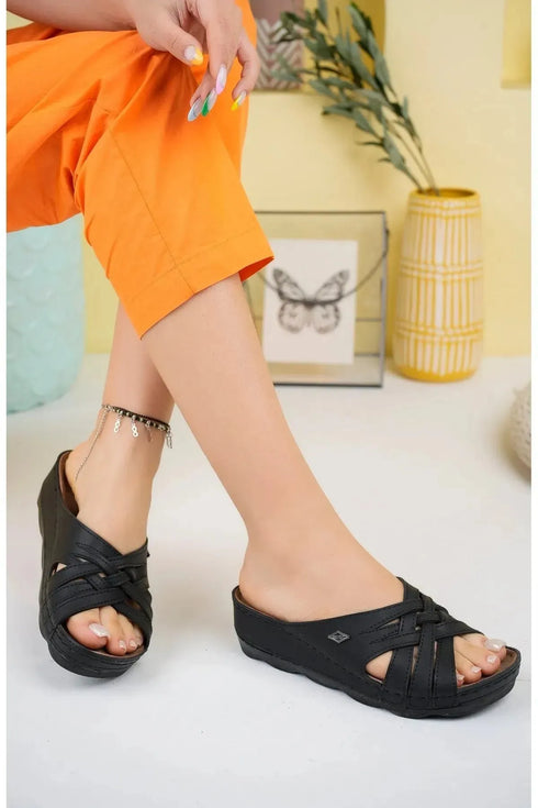 سليبر نسائي يومي باللون الأسود