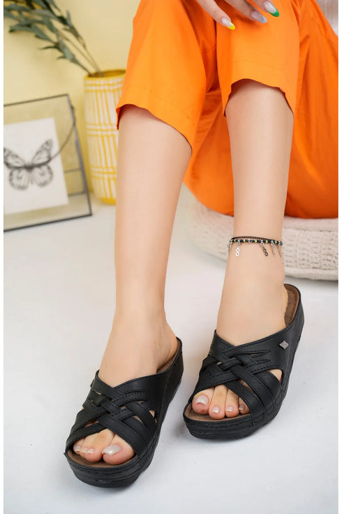 سليبر نسائي يومي باللون الأسود