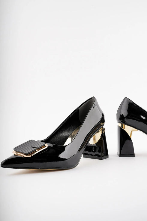 حذاء بإبزيم ذهبي وكعب عالي- أسود