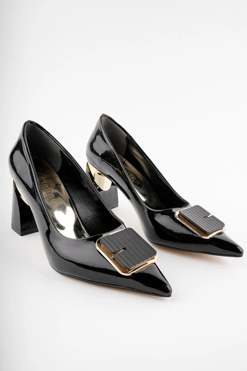 حذاء بإبزيم ذهبي وكعب عالي- أسود