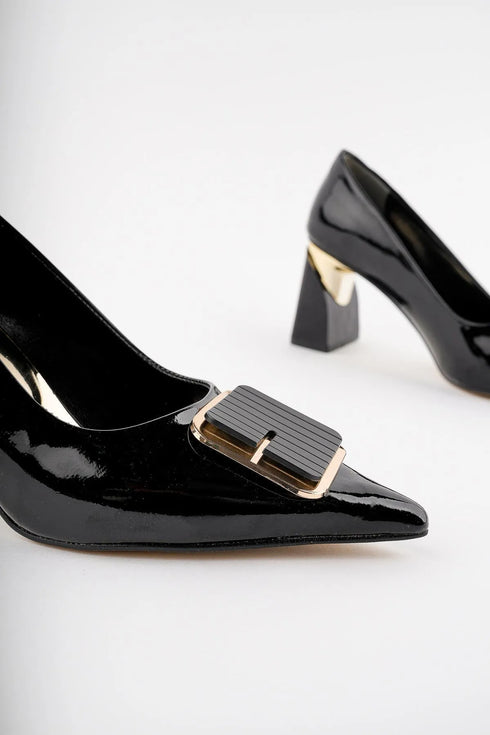 حذاء بإبزيم ذهبي وكعب عالي- أسود