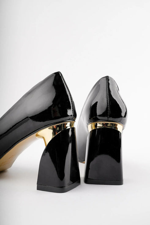 حذاء بإبزيم ذهبي وكعب عالي- أسود