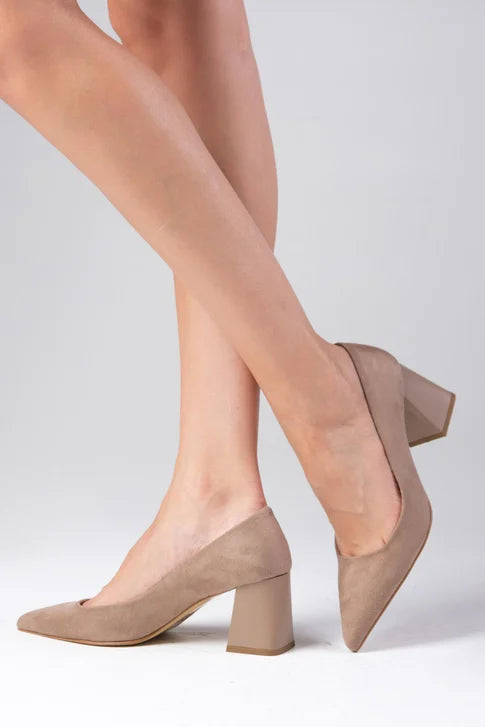 حذاء بكعب عالي بلون بيج غامق