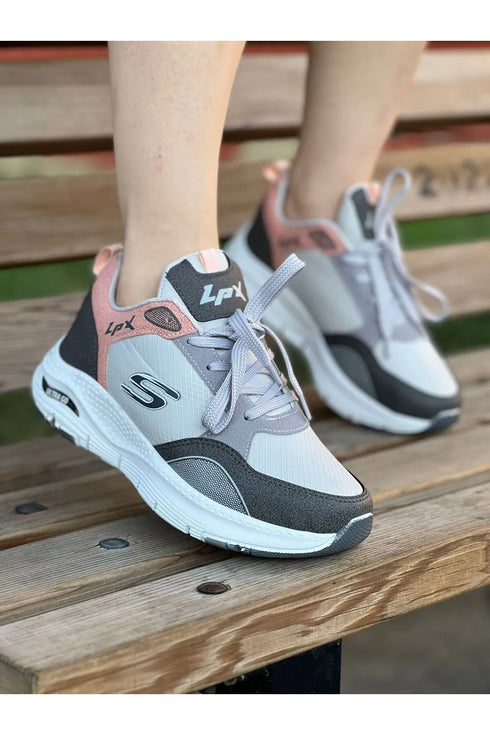 حذاء رياضي كاجوال للنساء باللون الرمادي