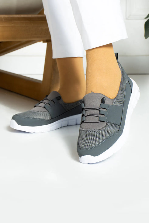 حذاء رياضي نسائي باللون الرمادي