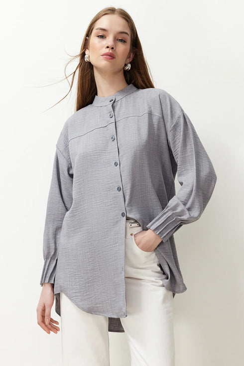 قميص من الكتان باللون الرمادي