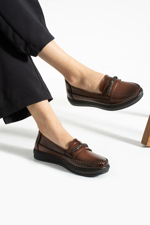 حذاء نسائي كاجوال لون بني غامق