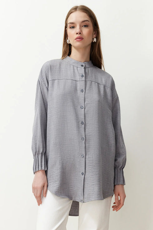 قميص من الكتان باللون الرمادي