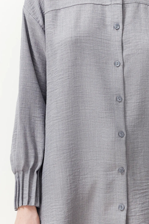 قميص من الكتان باللون الرمادي