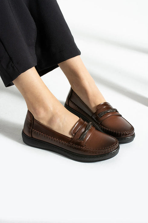 حذاء نسائي كاجوال لون بني غامق