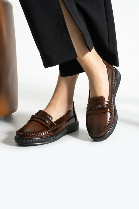 حذاء نسائي كاجوال لون بني غامق