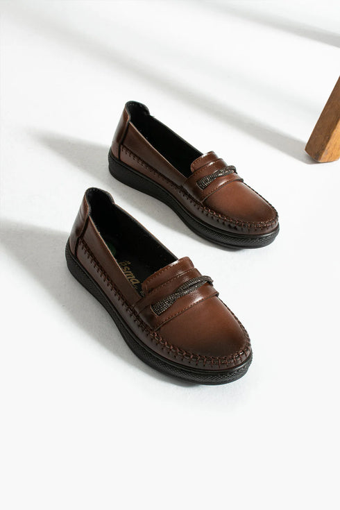 حذاء نسائي كاجوال لون بني غامق