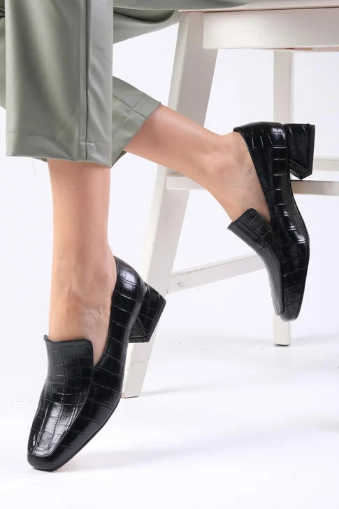 حذاء بكعب قصير منقوش باللون الأسود