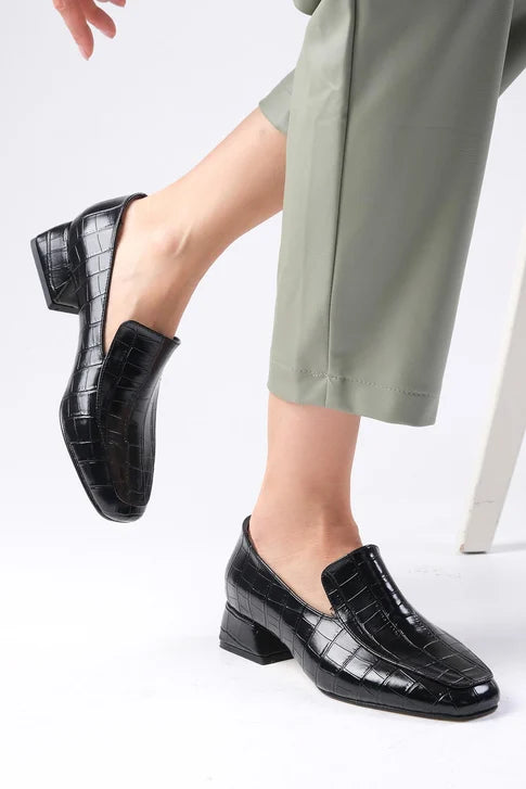 حذاء بكعب قصير منقوش باللون الأسود