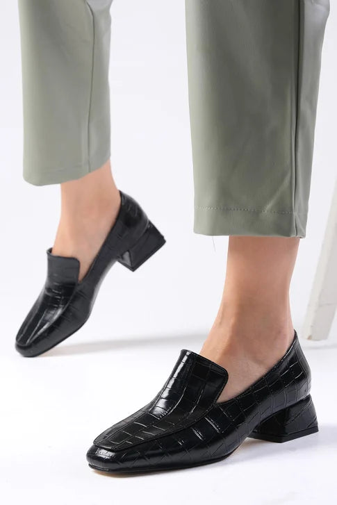 حذاء بكعب قصير منقوش باللون الأسود