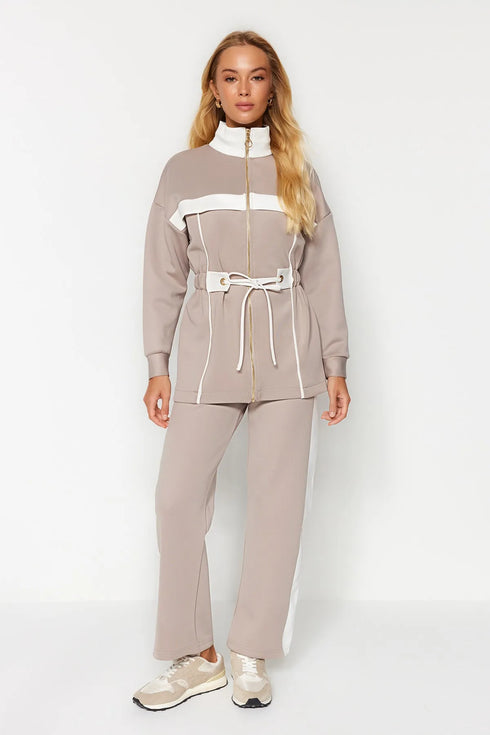 طقم نسائي من قطعتين باللون البيج