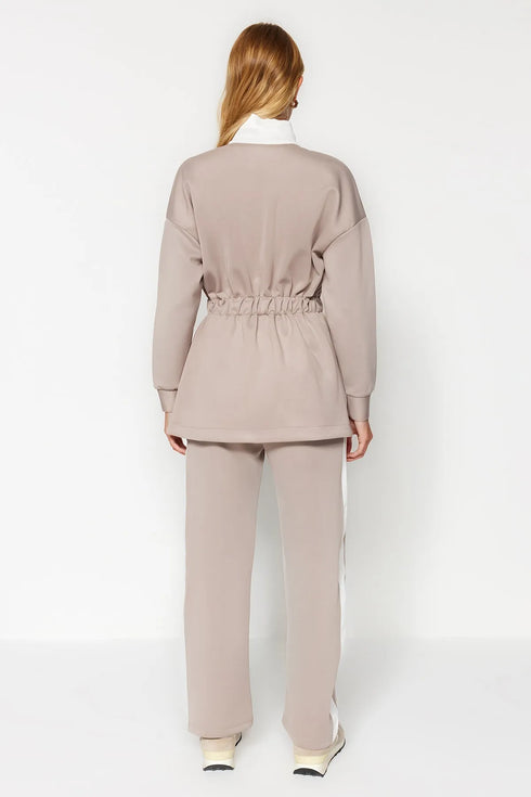 طقم نسائي من قطعتين باللون البيج