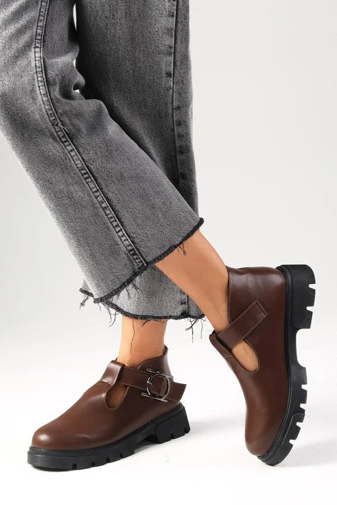 حذاء أكسفورد بني بكعب عريض