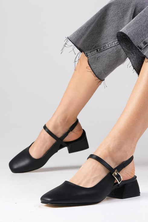 حذاء بكعب قصير باللون الأسود