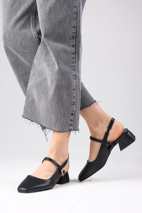 حذاء بكعب قصير باللون الأسود