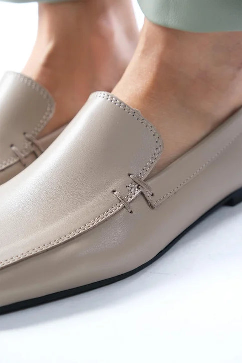 حذاء لوفر من الجلد الحقيقي بلون البيج