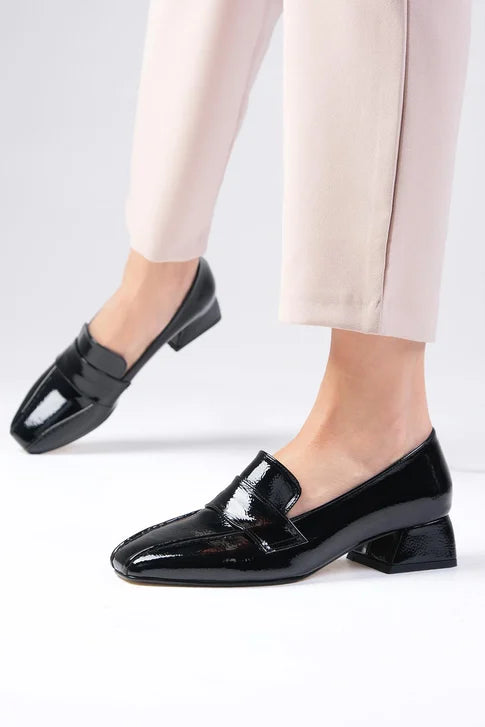 حذاء كعب قصير من الجلد باللون الأسود