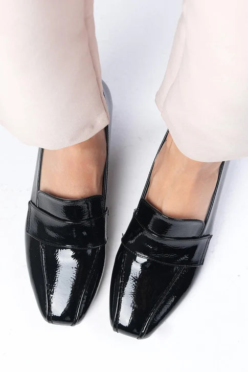 حذاء كعب قصير من الجلد باللون الأسود