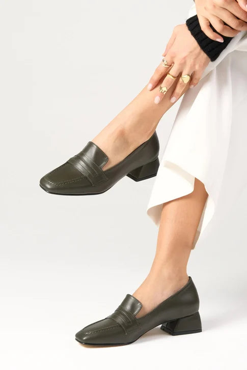 حذاء بكعب قصير باللون الأخضر